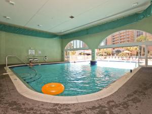 巴拿马城海滩Celadon Beach的水中一个带有橙球的游泳池