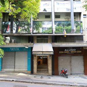 una moto parcheggiata di fronte a un edificio di Hotel BH Palace a Belo Horizonte