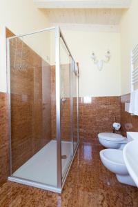 a bathroom with a glass shower and two toilets at Venice Airport Villa Erica in Campalto
