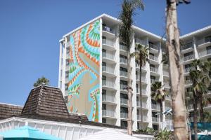 un edificio con un murale sul lato di Town and Country San Diego a San Diego