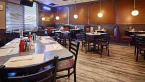 un comedor con mesas y sillas en un restaurante en Best Western Heritage Inn - Chattanooga, en Chattanooga