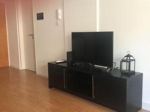 En TV eller et underholdningssystem på Palermo Queens Apartment