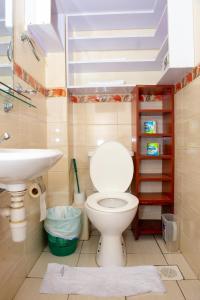 Bathroom sa Mercy-Phillips Apartments Located at Eagle Tower Building Nairobi City Centre