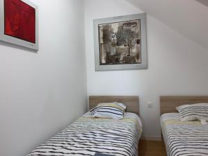Postel nebo postele na pokoji v ubytování Nuit des étoiles gîte avec piscine et SPA communs + 17 fotografií