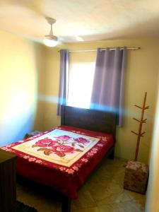 a bedroom with a bed with a red blanket and a window at CASA DE PRAIA - Verão Vermelho I - Cabo Frio - Unamar in Cabo Frio +43 photos