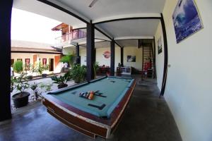 Watukarung Sackstone Guesthouse tesisinde bir bilardo masası