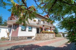 een groot wit huis met een balkon bij Casa Din Noua in Braşov