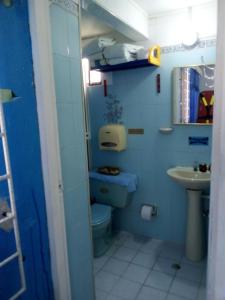 La salle de bains bleue est pourvue de toilettes et d'un lavabo. dans l'établissement Marysol Lodging, à San Andrés