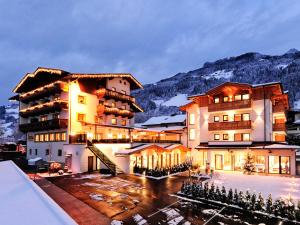een hotel in de bergen met sneeuw op de grond bij Hotel Theresia in Ramsau im Zillertal