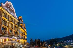 Nespecifikovaný výhled na hory nebo výhled na hory při pohledu z hotelu