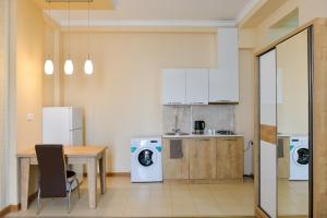 Kuchyň nebo kuchyňský kout v ubytování Happy Stay Hotel