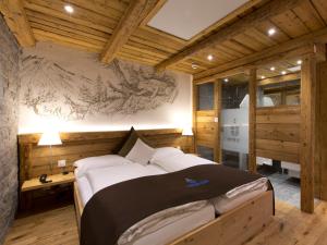Hotel Crusch Alba Zernez 객실 침대