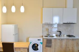 Kuchyň nebo kuchyňský kout v ubytování Happy Stay Hotel