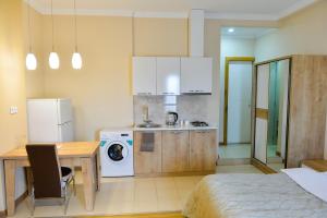 Kuchyň nebo kuchyňský kout v ubytování Happy Stay Hotel