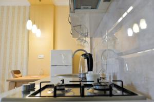 Kuchyň nebo kuchyňský kout v ubytování Happy Stay Hotel