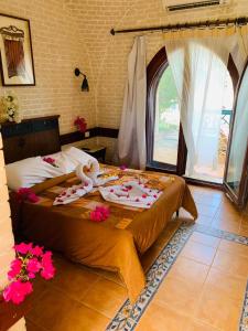 Un dormitorio con una cama con flores. en Nesima Resort, en Dahab