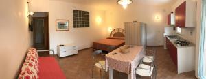 カポリーヴェリにあるChiara&Simone Apartmentsのキッチン、ベッドルームが備わる小さな客室です。