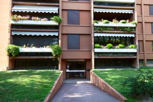 un edificio con fioriere sui balconi di Maison da Paola a Basiglio