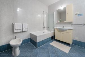 
A bathroom at Skiper Apartments & Golf Resort
