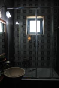 La salle de bains est pourvue d'une douche et d'une baignoire. dans l'établissement Εn Plo Luxury Suites, à Karavostasion