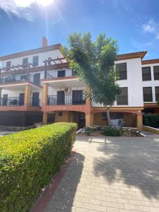 ein großes Gebäude mit einer Palme davor in der Unterkunft fantastic apartment Spain Algarve vacation & boat fun in Ayamonte