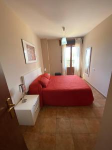 ein Schlafzimmer mit einem roten Bett mit einer roten Decke in der Unterkunft fantastic apartment Spain Algarve vacation & boat fun in Ayamonte + 73 Fotos