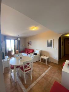 ein Wohnzimmer mit Tisch und Couch in der Unterkunft fantastic apartment Spain Algarve vacation & boat fun in Ayamonte