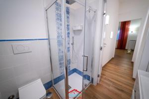 una doccia con una porta in vetro in un bagno di Casa stellata Napoli home in the center a Napoli