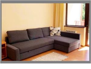 A seating area at Flora Ski-slope Studio Apartment