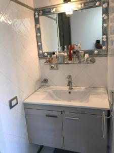 une salle de bain avec un lavabo et un miroir dans l'établissement BEACH HOUSE STEFI, à Golfo Aranci 33 autres photos