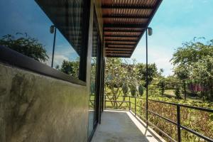 une maison en verre avec vue dans l'établissement Phuwadee Resort Khao Yai, à Nong Sarai