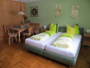 מיטה או מיטות בחדר ב-Ferienwohnungen Breternitz