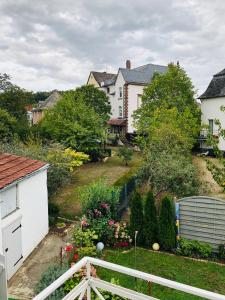 ヴィットリッヒにあるFerienhaus Plan B. Wittlichの庭のバルコニーから家の景色を望めます。