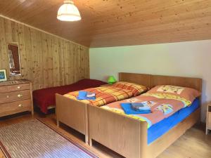 ein Schlafzimmer mit einem Bett und einer Kommode in der Unterkunft Müllerhus in Kandersteg