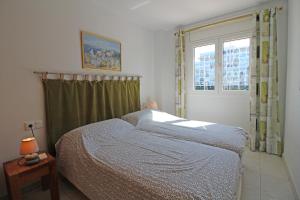 - une chambre avec un lit et une fenêtre dans l'établissement Apart-rent Apartment Port Salins 0163, à Empuriabrava