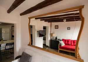 Cal Conxé في El Vilosell: غرفة معيشة مع أريكة حمراء ومرآة