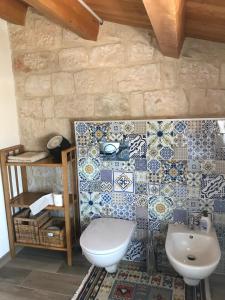 a bathroom with a toilet and a sink at Borgo delle Stelle in Scicli