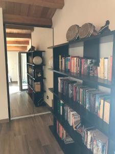 a book shelf filled with books in a room at Borgo delle Stelle in Scicli