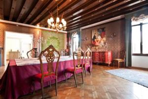a dining room with a table and four chairs at Charming large palazzo in center Venice for up to 9 people in Venice