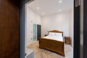 Ένα ή περισσότερα κρεβάτια σε δωμάτιο στο 16 Queen Avenue City Centre Serviced Apartment w free parking