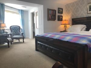 Uma cama ou camas num quarto em Crystal Springs B&B