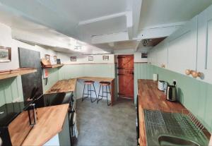 A kitchen or kitchenette at Cosy Cottage - 125 Pengelly