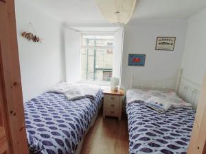 A bed or beds in a room at Cosy Cottage - 125 Pengelly