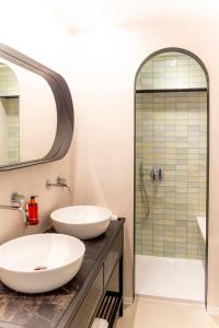 La salle de bains est pourvue de 2 lavabos et d'une douche. dans l'établissement Hotel Nelson, à Knokke-Heist