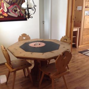 une table en bois avec deux chaises et une table avec une nappe dans l'établissement Bergheim Matta, à Davos 12 autres photos