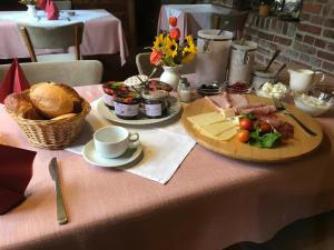 een tafel met een bord eten op een tafel bij Heuhof-Breitau Gästezimmer in Sontra