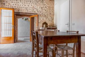 uma sala de jantar com uma mesa de madeira e cadeiras em Casa Dal Zotto em Volpago del Montello