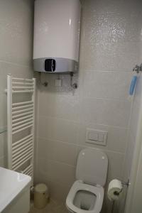un piccolo bagno con servizi igienici e lavandino di Love Nest apartment a Lubiana