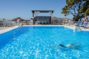 Bazén v ubytování Skala Sunset Hotel and spa nebo v jeho okolí