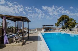Bazén v ubytování Skala Sunset Hotel and spa nebo v jeho okolí
